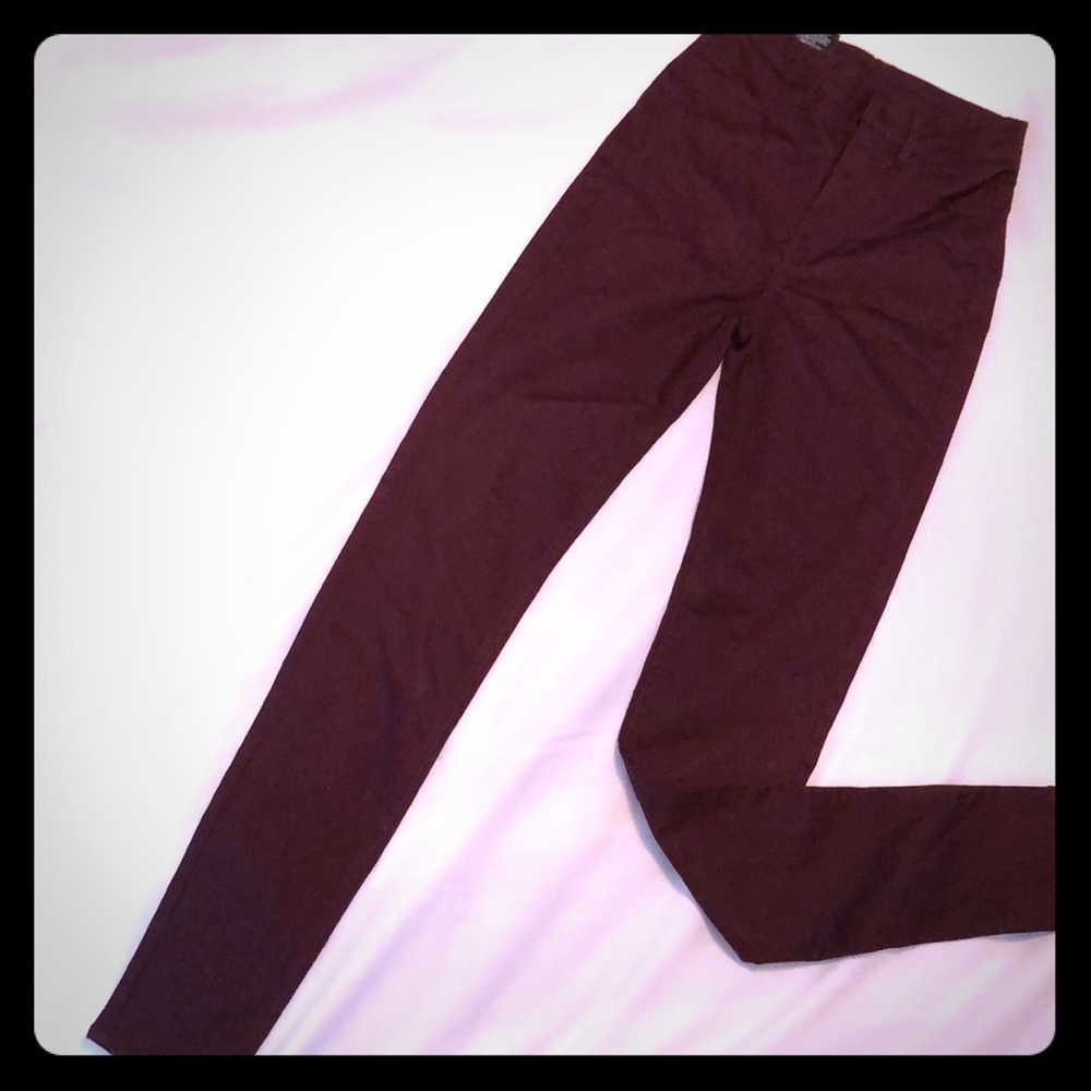 H&M DIVIDED: Super Skinny High Waist in burgundy.